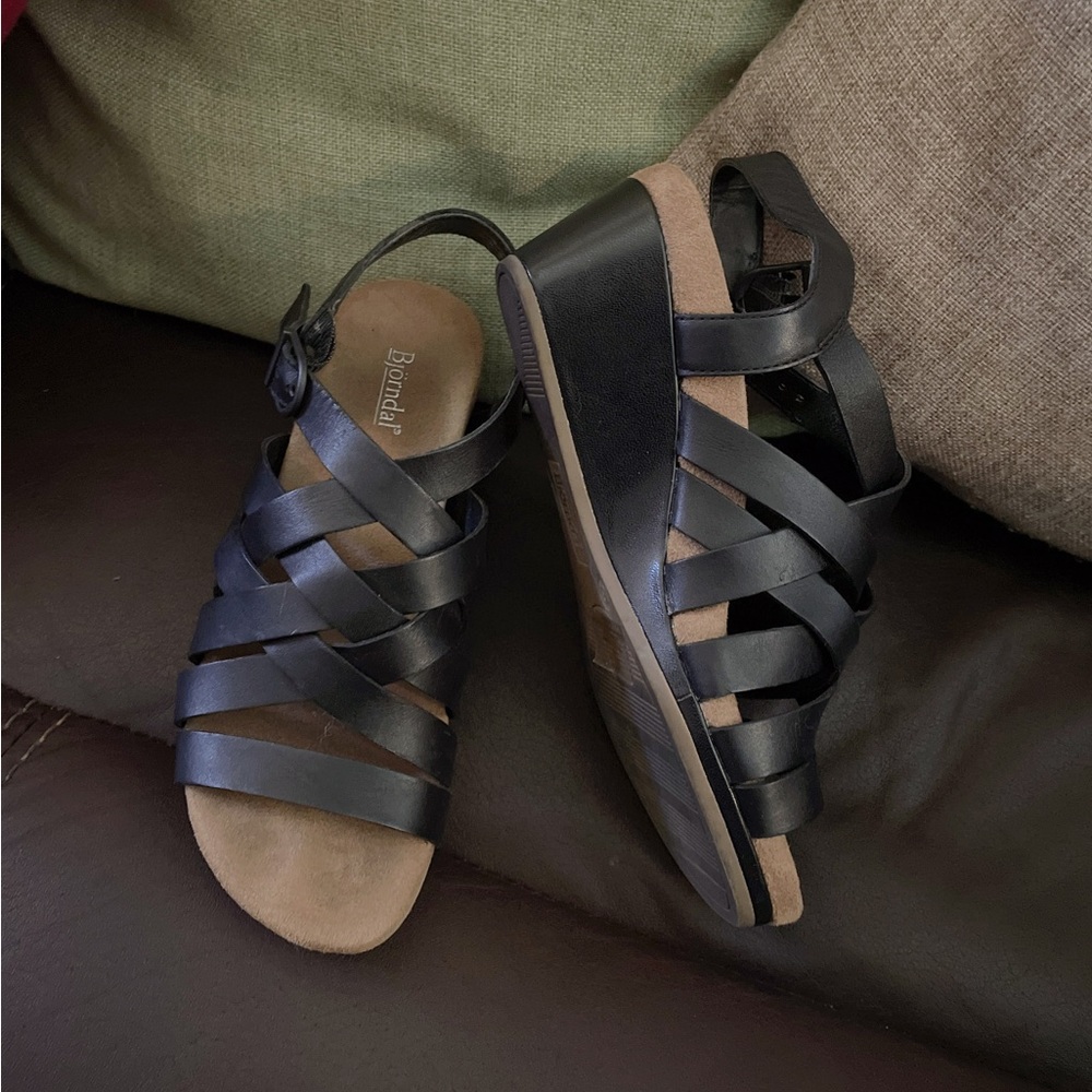 Black/brown wedge sandals